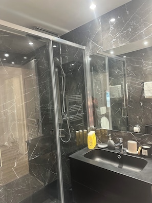 Dusche, Haartrockner, Handtücher, Seife