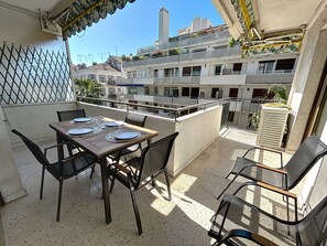 Outdoor dining - Wide and sunny 3 BR / 2 Baths, heart of Cannes , gorgeous terrace city ctr (Cannes)