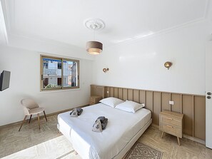 3 bedrooms, iron/ironing board, WiFi, bed sheets - Wide and sunny 3 BR / 2 Baths, heart of Cannes , gorgeous terrace city ctr (Cannes)