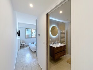 3 makuuhuonetta, silitysrauta/-lauta, Wi-Fi, vuodevaatteet