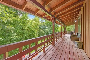 Terrace/patio - Peaceful Path-Smoky Mountains, TN with Hot Tub (Sevierville)