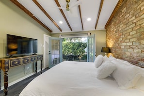 6 bedrooms, iron/ironing board, WiFi, bed sheets