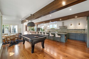 Game room - Oasis steps from Magazine Street (New Orleans)
