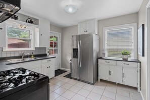 Micro-ondes, four, plaque de cuisson, lave-vaisselle