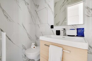 Apartamento | Banheiro | Secador de cabelo, toalhas de banho, shampoo 