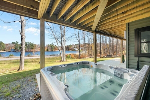 Travelers Dream Home | Hot Tub | Pet-Friendly | Sunsets | Walk to Town!