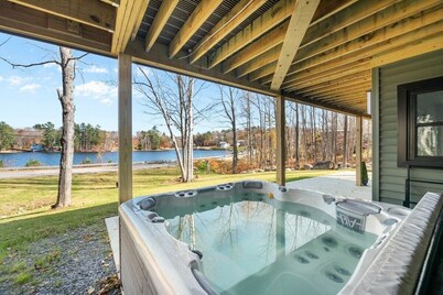 Travelers Dream Home | Hot Tub | Pet-Friendly | Sunsets | Walk to Town!