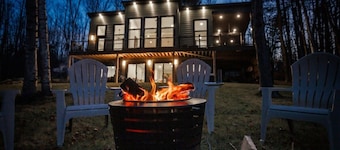 Travelers Dream Home | Hot Tub | Pet-Friendly | Sunsets | Walk to Town!