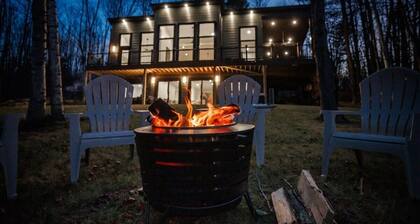 Travelers Dream Home | Hot Tub | Pet-Friendly | Sunsets | Walk to Town!