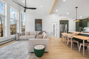 Téléviseur, table de baby-foot