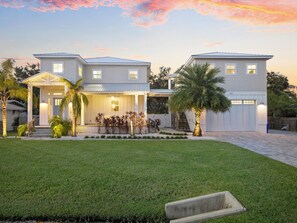 Exterior - Luxury beach escape, 2 blocks to the ocean & 1 block to the river! Sauna, heated pool, hot tub, paddle boards, kayaks, golf cart & more—only 10 mins to downtown St. Augustine. Very clean, well stocked & perfect for couples, families & small groups. (St. Augustine)