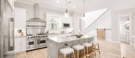 Køleskab, mikrobølgeovn, ovn, kogeplade