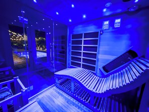 Sauna - Luxury beach escape, 2 blocks to the ocean & 1 block to the river! Sauna, heated pool, hot tub, paddle boards, kayaks, golf cart & more—only 10 mins to downtown St. Augustine. Very clean, well stocked & perfect for couples, families & small groups. (St. Augustine)