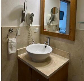 淋浴设施、吹风机、毛巾、肥皂