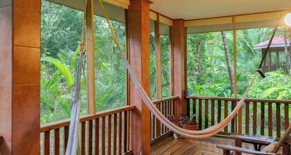 Spacious family cottage w/ 3beds, AC, Restaurant and car rental onsite.