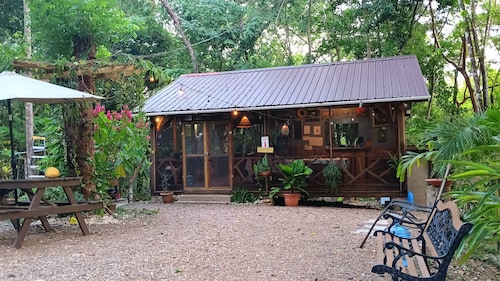 Spacious family cottage w/ 3beds, AC, Restaurant and car rental onsite.