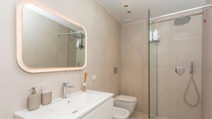A modern bathroom with a glass-enclosed shower, a white sink with a mirror, and a toilet. - Room 'Pardo 01' with Balcony, Wi-Fi and Air Conditioning (Catania)