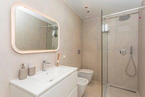 Shower, hair dryer, towels - Room 'Pardo 01' with Balcony, Wi-Fi and Air Conditioning (Catania)
