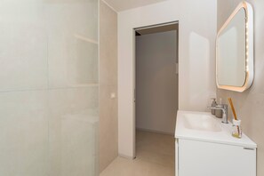 Een douche, een haardroger, handdoeken