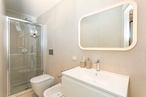 Shower, hair dryer, towels - Room 'Pardo 02' with Balcony, Wi-Fi and Air Conditioning (Catania)
