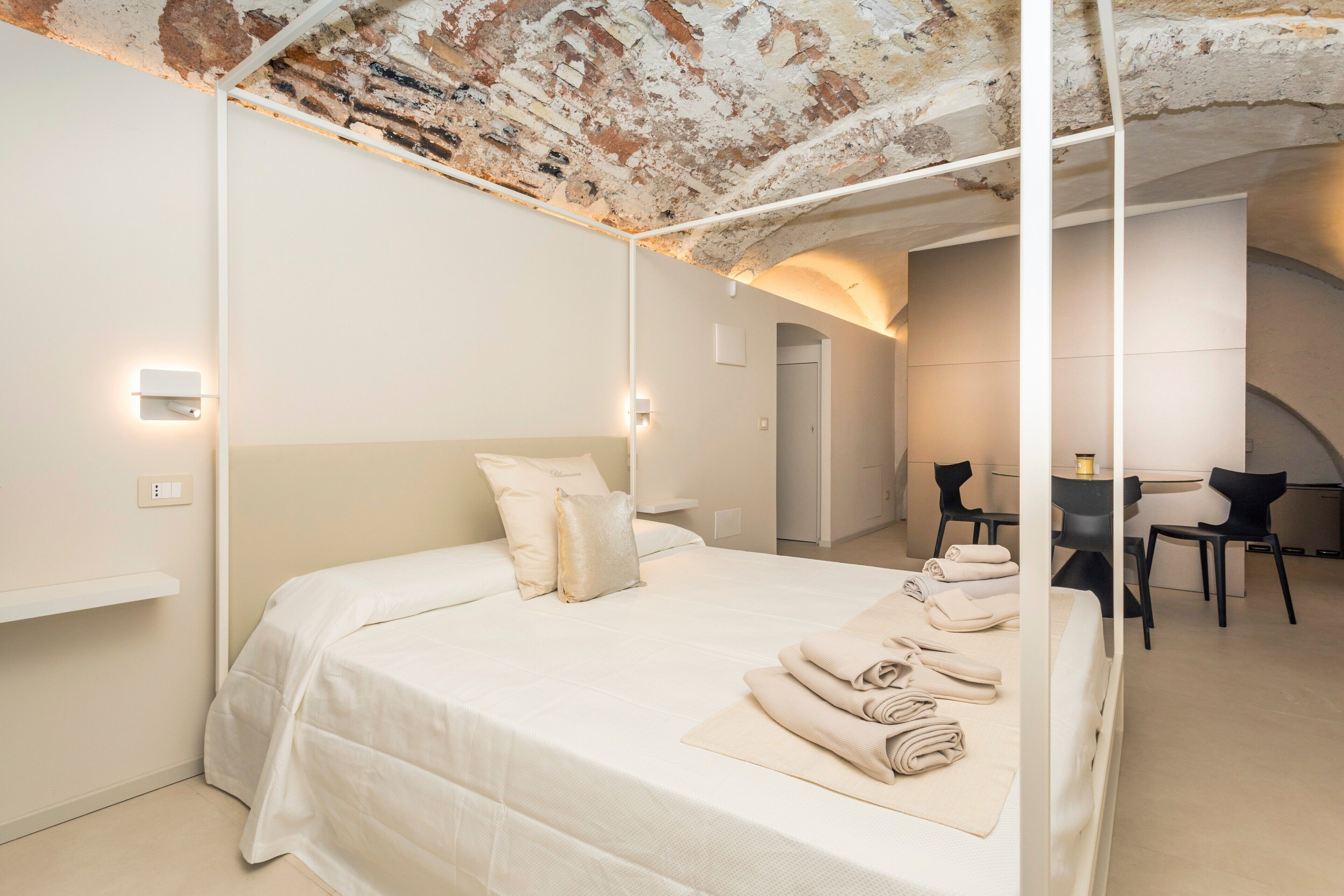 Une chambre d’hôtel avec un lit, un bureau et une chaise.