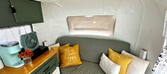 Retro restored 1-bedroom caravan in Fairhope with AC