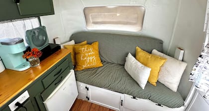 Retro restored 1-bedroom caravan in Fairhope with AC