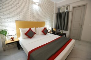 Habitación doble Deluxe | Baño | Regadera, regadera tipo lluvia, amenidades de baño gratuitas, pantuflas 