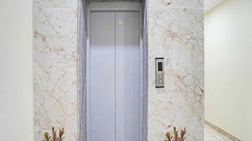 Habitación doble Deluxe | Baño | Regadera, regadera tipo lluvia, amenidades de baño gratuitas, toallas