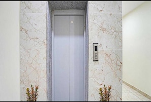 Habitació doble Deluxe | Bany | Dutxa, capçal de dutxa tipus cascada i articles de tocador gratuïts