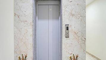 Deluxe Double Room | Bathroom | Shower, rainfall showerhead, free toiletries, towels