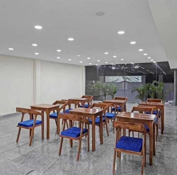Doppia Deluxe | Angolo cottura privato | Frigorifero nell'area comune, seggiolone, tavolo da pranzo