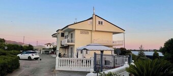Casa Onda Blu - Coastal Flat 4 mins away from beach with parking!