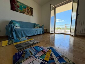 Smart TV - Casa Onda Blu - Coastal Flat 4 mins away from beach with parking! (Lazio)