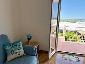 Smart TV - Casa Onda Blu - Coastal Flat 4 mins away from beach with parking! (Lazio)