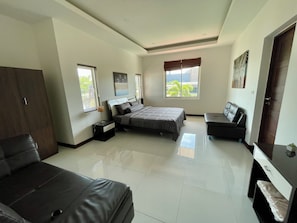 3 bedrooms, iron/ironing board, WiFi, bed sheets - Peaceful 3BR Villa Near Golf & Beach - Jacuzzi, BBQ & Pool Table (Muang Pattaya)