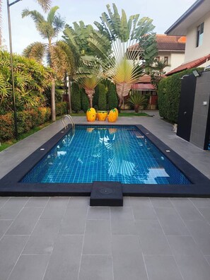 Pool - Peaceful 3BR Villa Near Golf & Beach - Jacuzzi, BBQ & Pool Table (Muang Pattaya)