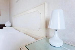 Family Triple Room | Desk, free WiFi - Chez Liviana (Rome)