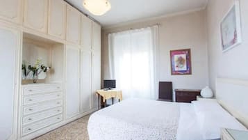 Quarto triplo família | Escrivaninha, Wi-Fi de cortesia