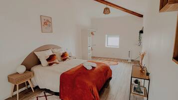 4 bedrooms, free WiFi, bed sheets