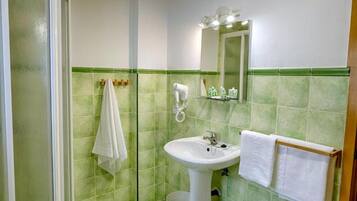 Een haardroger, handdoeken