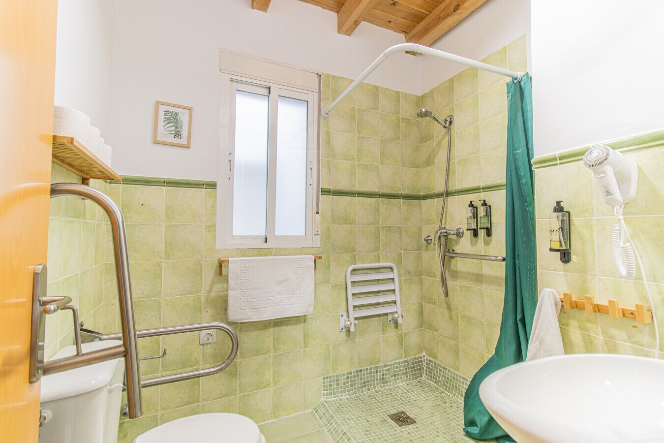 Secador de cabelo, toalhas de banho