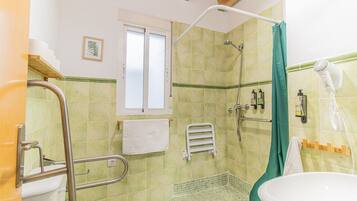 Secador de cabelo, toalhas de banho