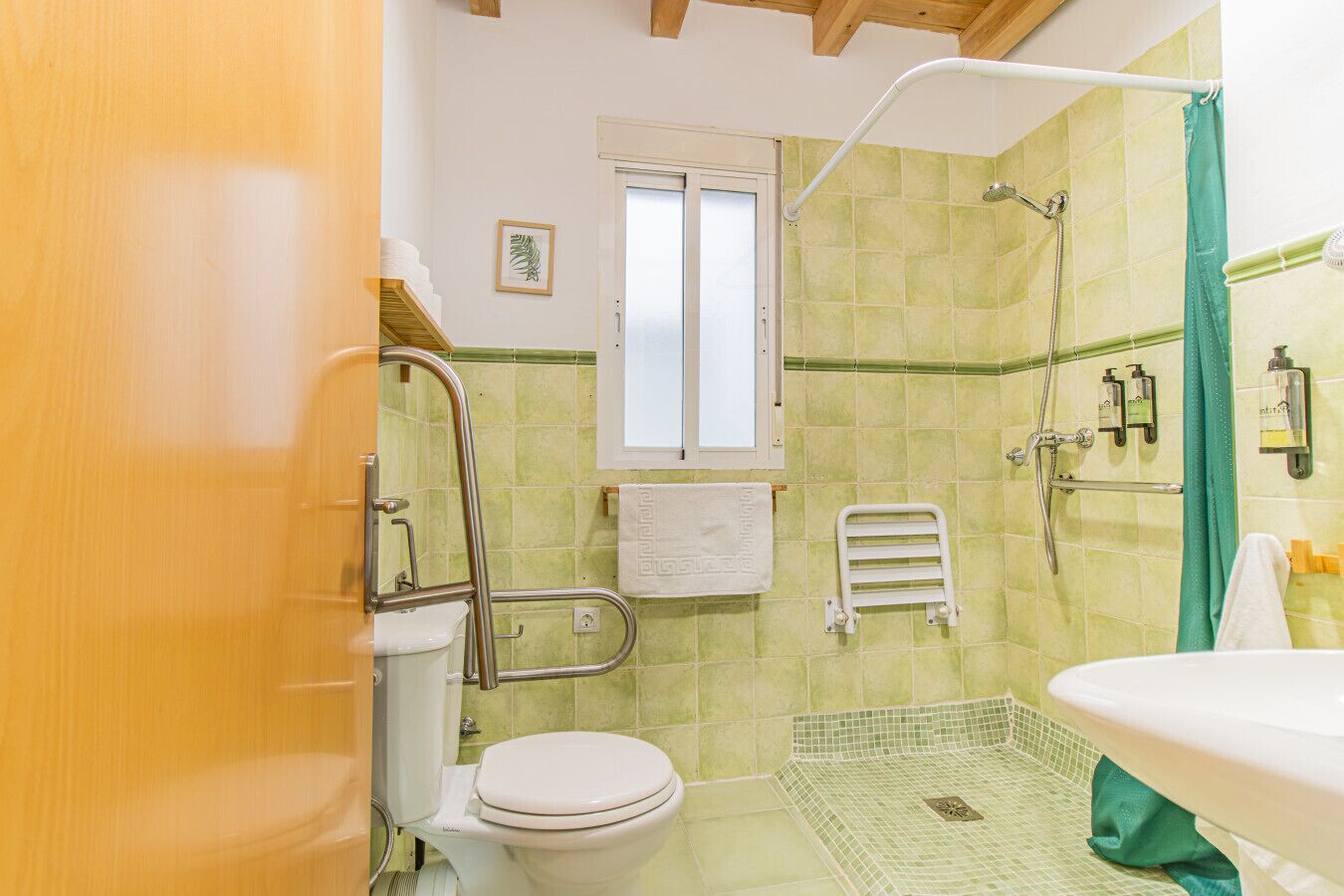 Ein Badezimmer mit Toilette, Dusche und Waschbecken.
