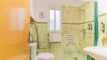 Ein Badezimmer mit Toilette, Dusche und Waschbecken.