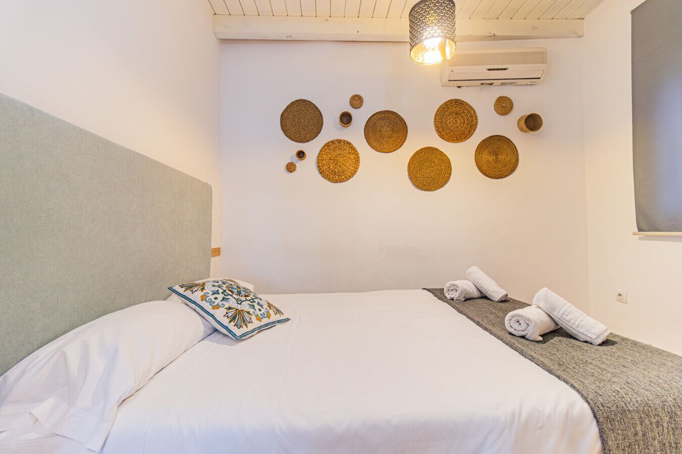 Een bureau, een strijkplank/strijkijzer, wifi, beddengoed