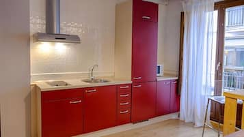 Een koelkast, een microgolfoven, een koffiezetapparaat/waterkoker