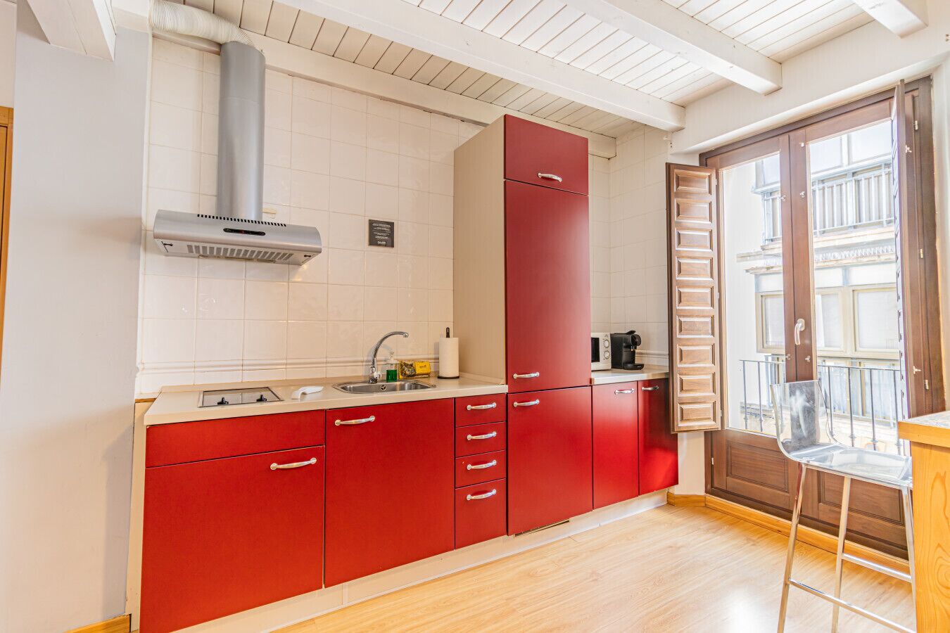 Een koelkast, een magnetron, een koffiezetapparaat/waterkoker