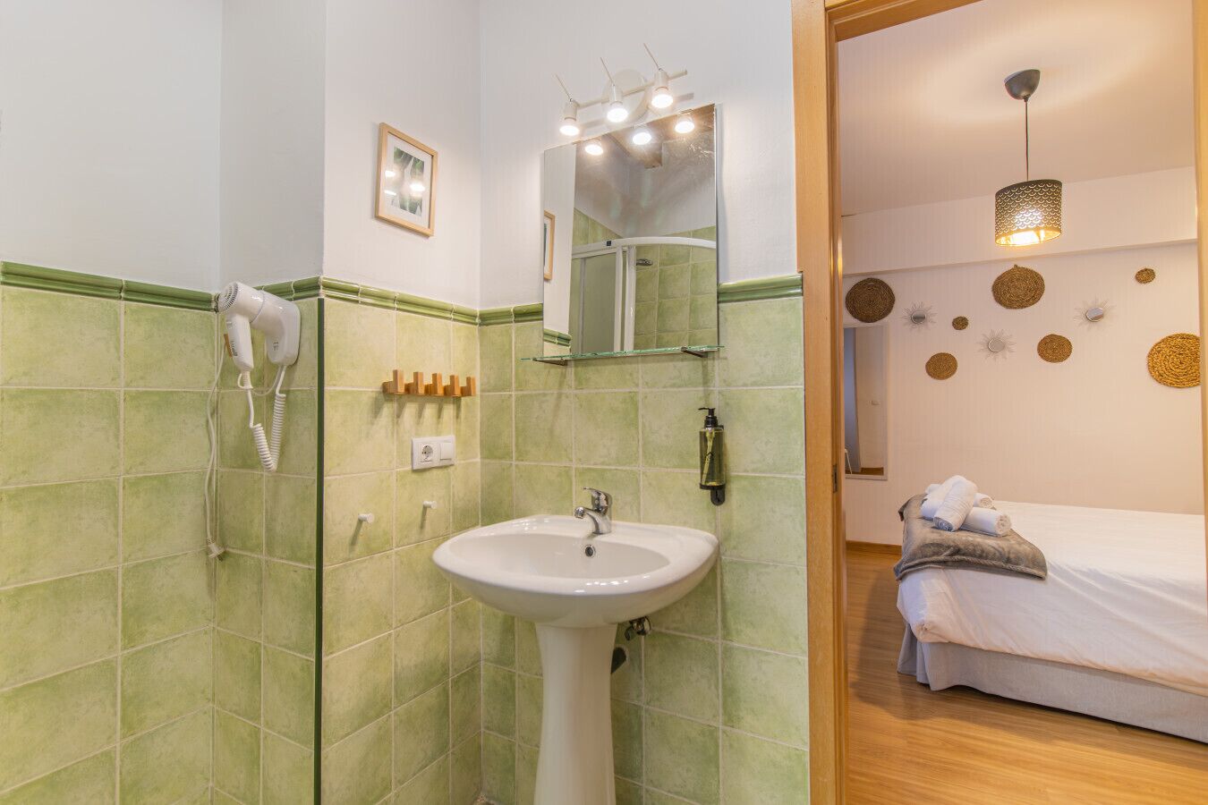 Een haardroger, handdoeken, zeep, shampoo