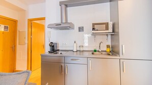 コーヒー / ティーメーカー、冷蔵庫、電子レンジ、トースター